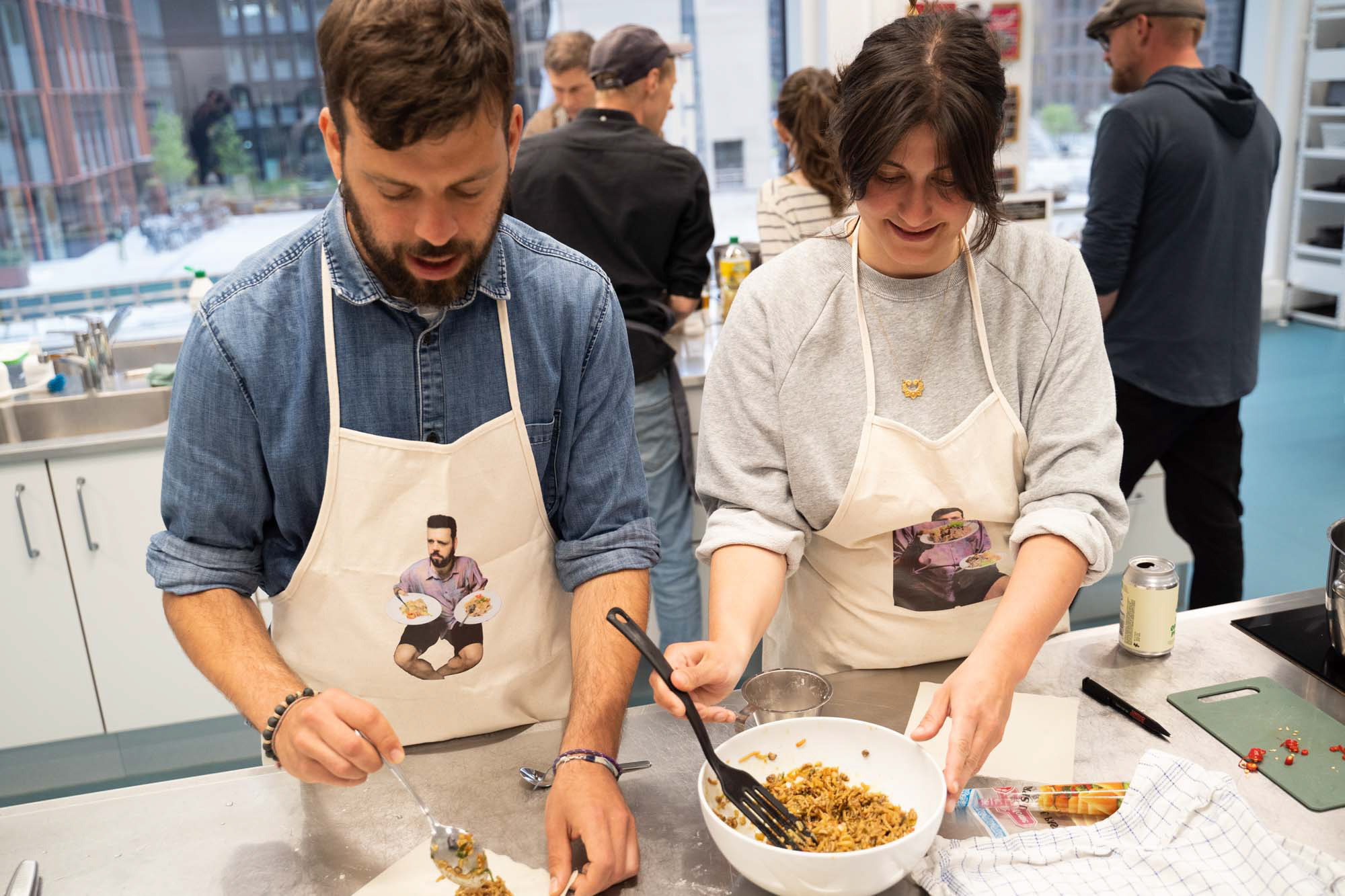 Avin and Dani are attending a cooking class at FOF København og Nordsjælland