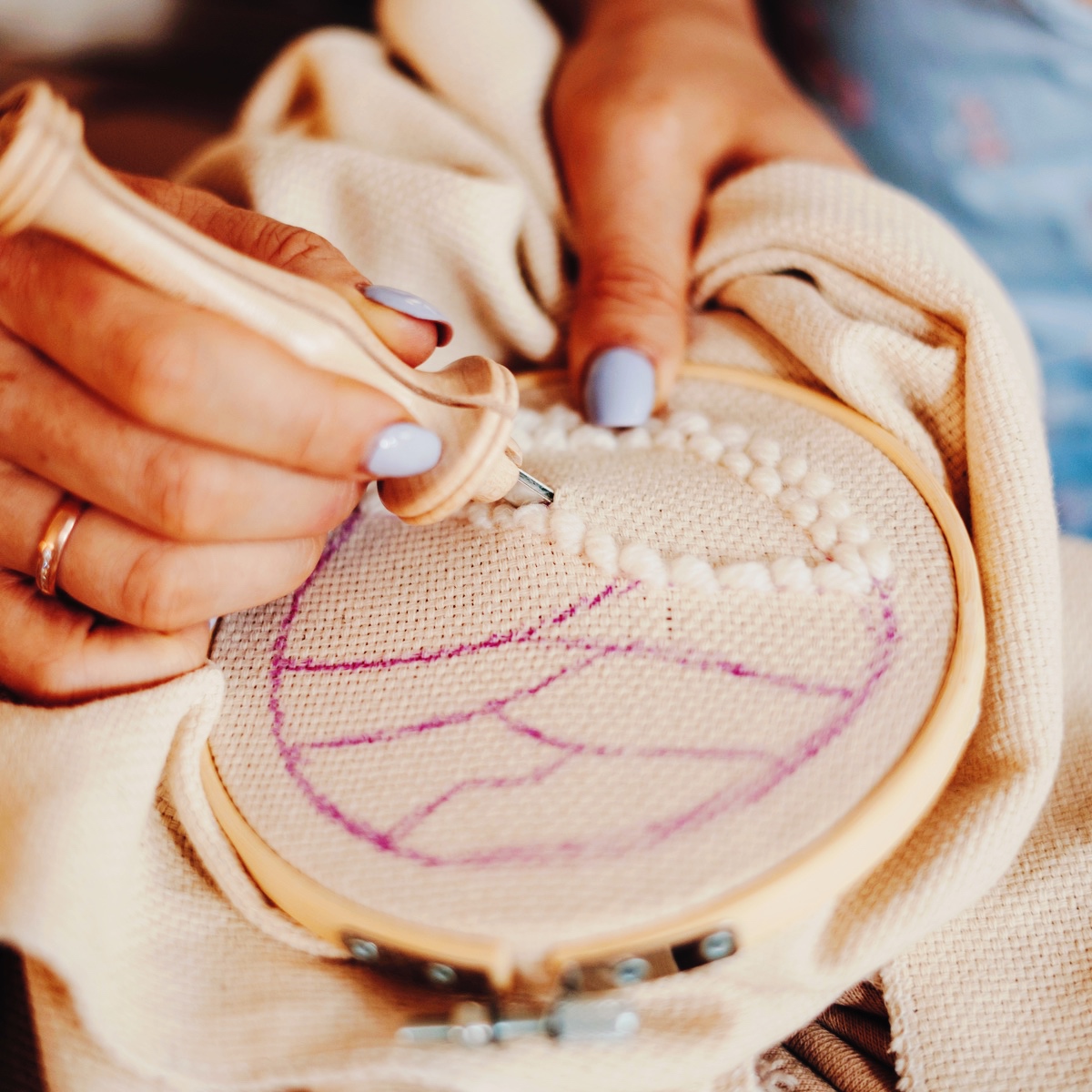 Deltager arbejder med punch needle.