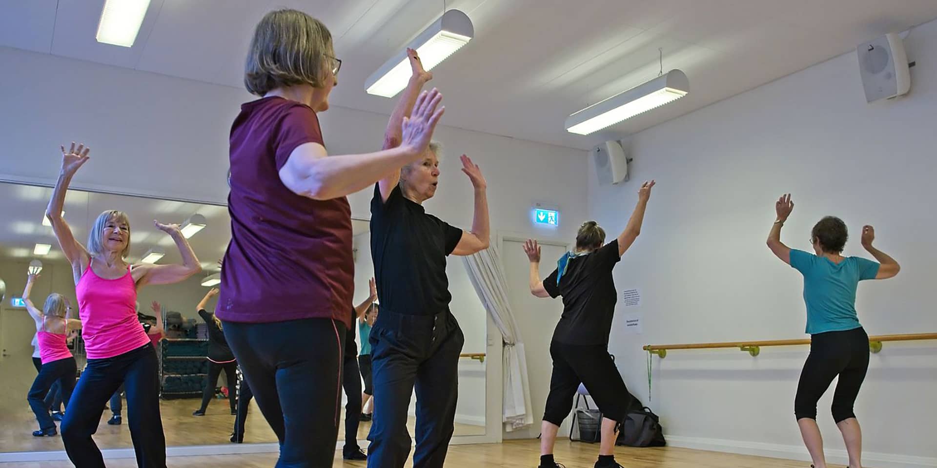 Kvinder laver træning på holdet Hjertehold 50+ i FOF Aftenskolen Aarhus