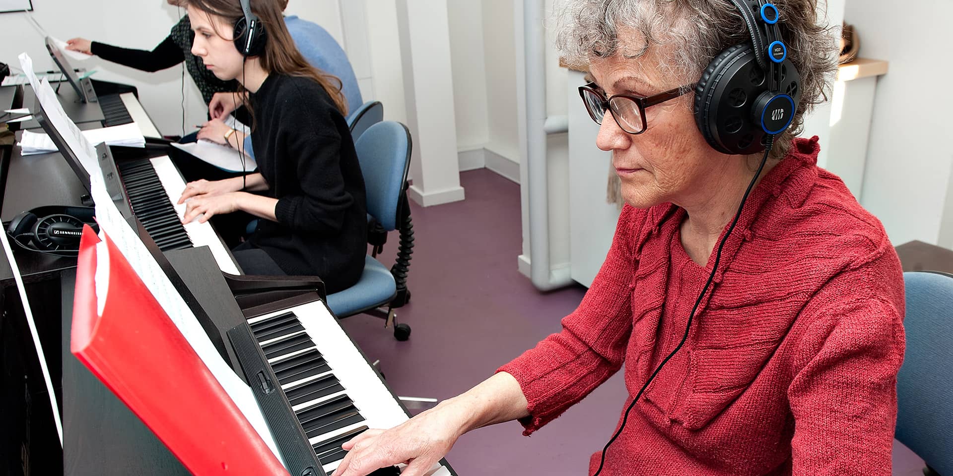 To kvinder til klaver, musikkursus i FOF Aarhus. Et lørdagskursus.