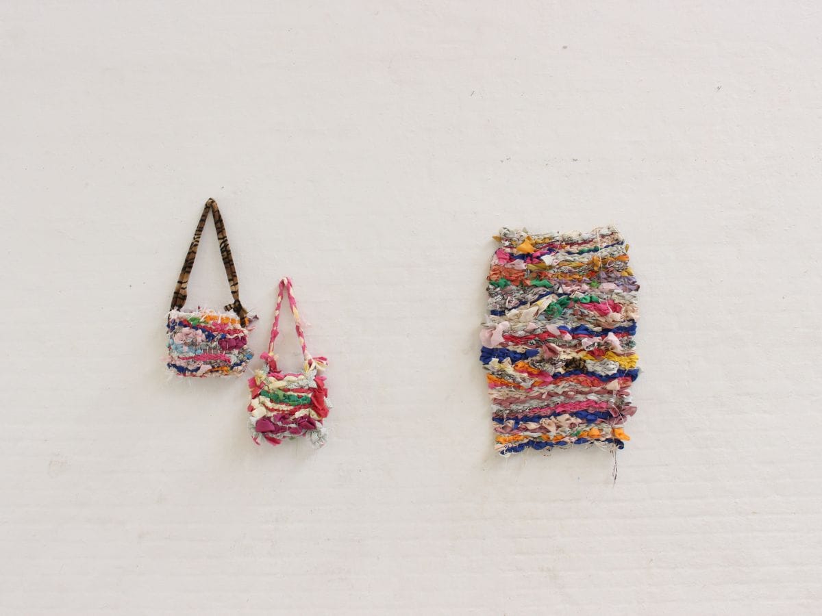 Tasker og vægtæppe vævet i stofrester.