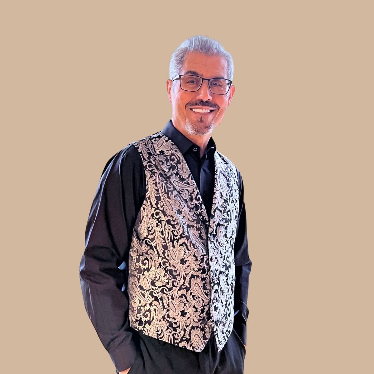 FOF underviser Ali Ghasemi med en af sine syet veste på