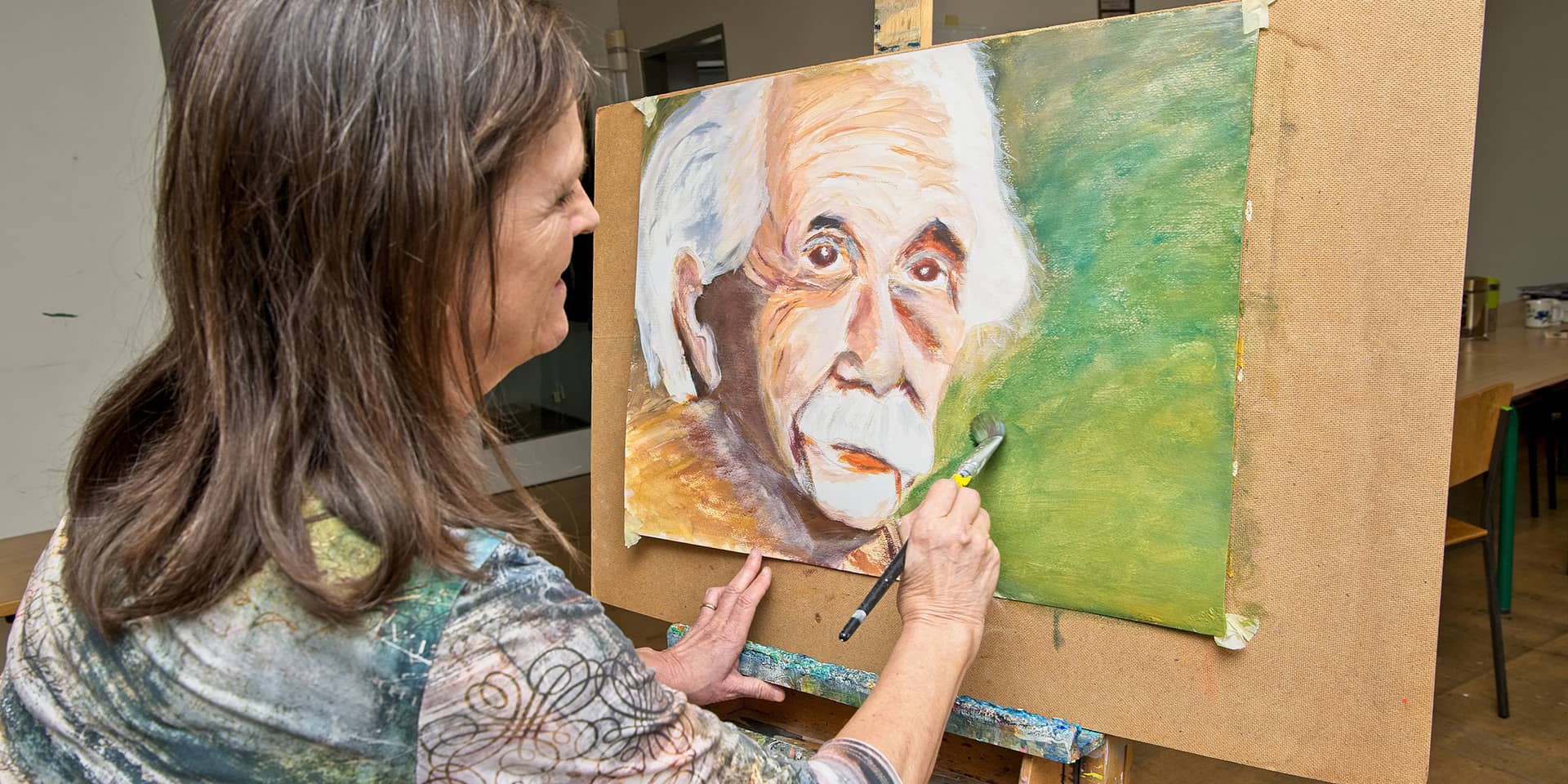 Kvinde på malekursus i FOF Aarhus