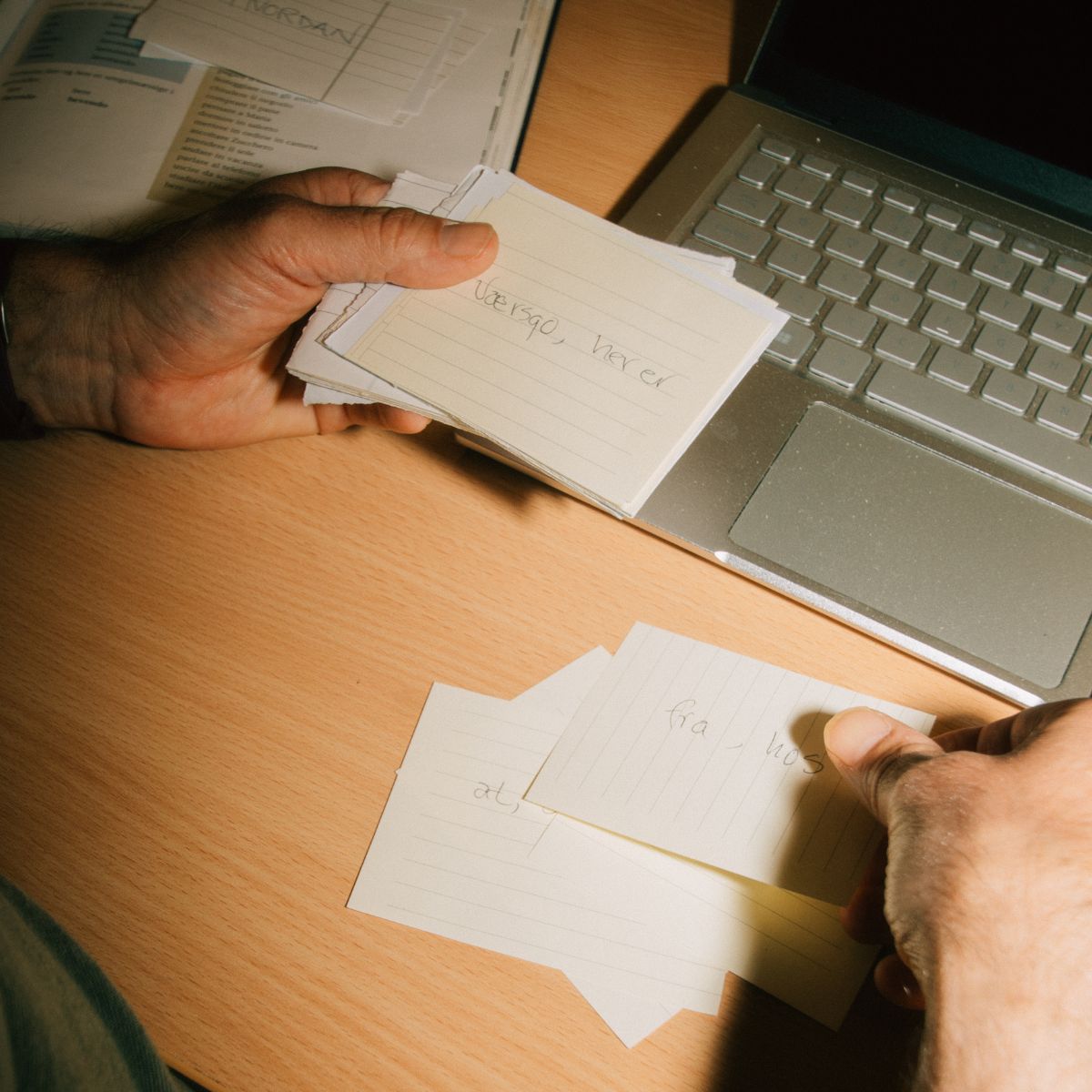 En person lærer italiensk på aftenskolen