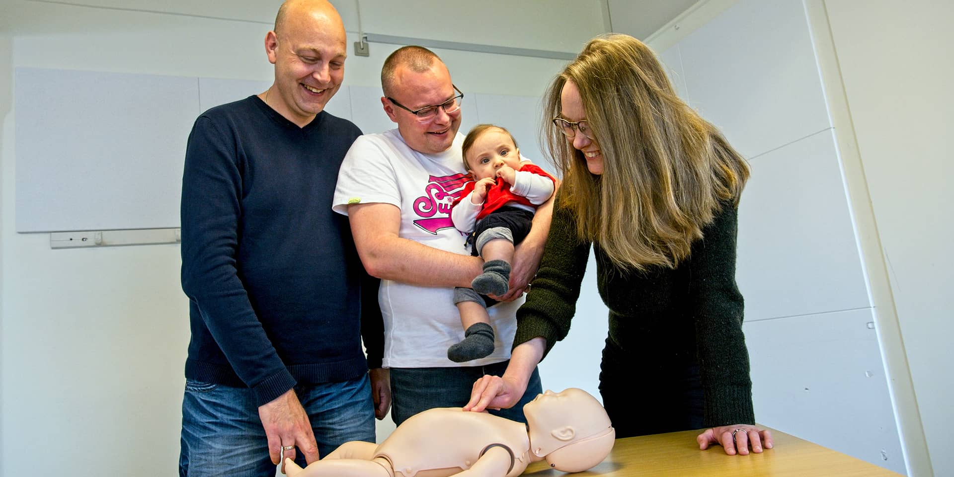 Med far, far, mor og baby til førstehjælp i fof aftenskolen aarhus