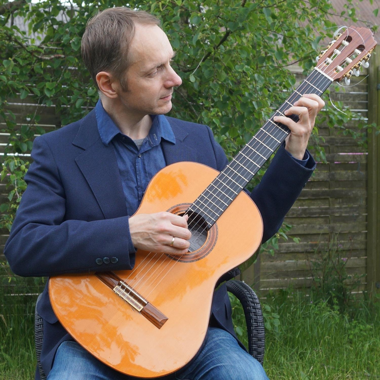 Underviser, Jim Eckermann, der spiller på guitar