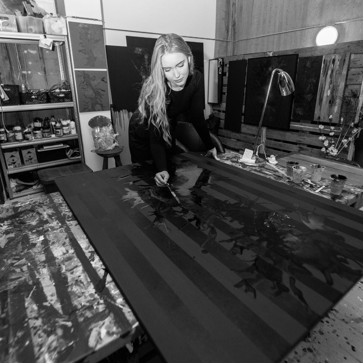 Underviser maler abstrakte malerier lavet i akrylmaleri 