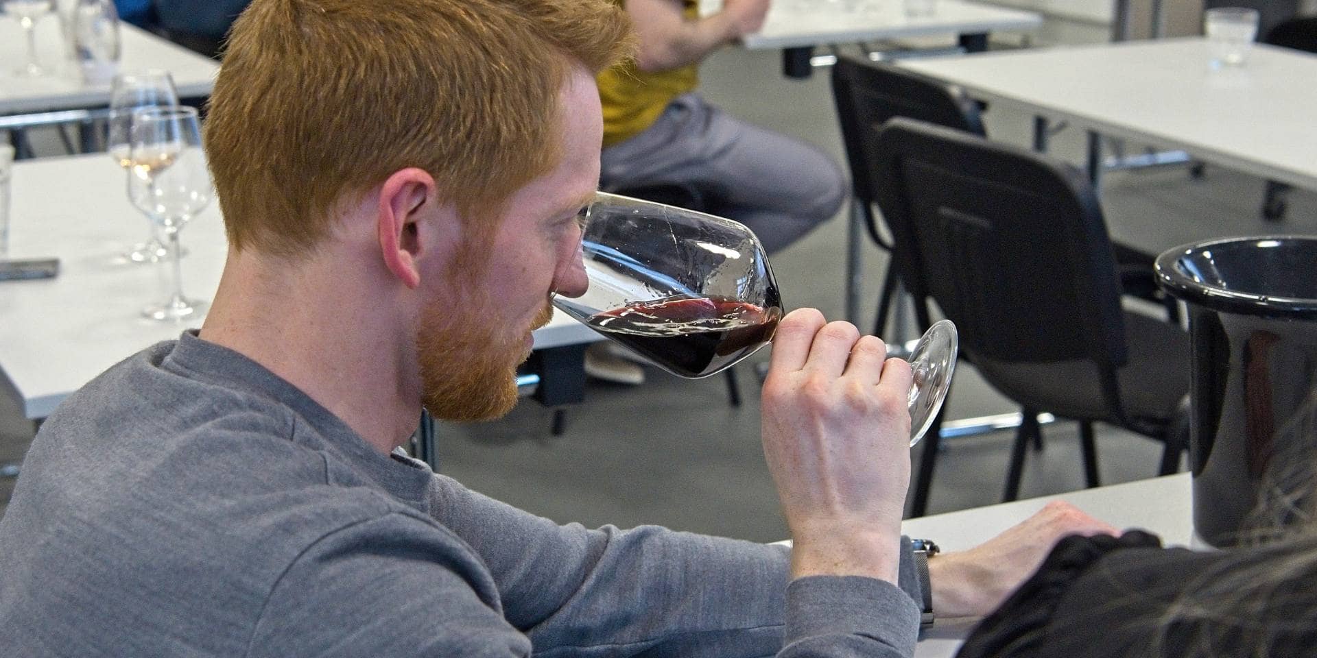 Mand smager vin til vinsmagning i FOF Aarhus