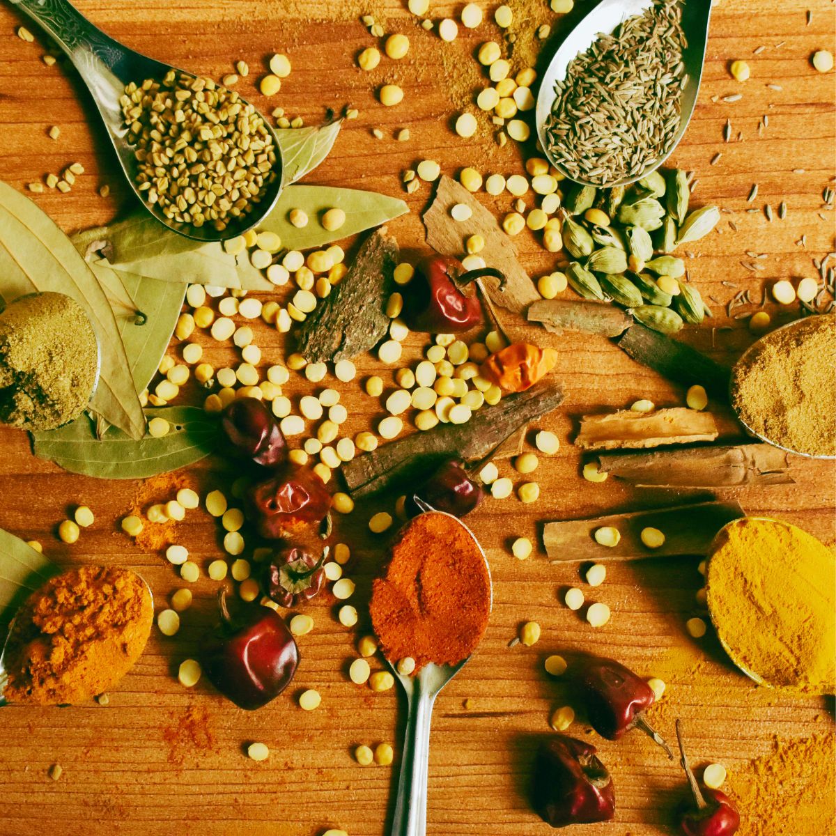 Deltagere laver indiske retter på madlavningskursus