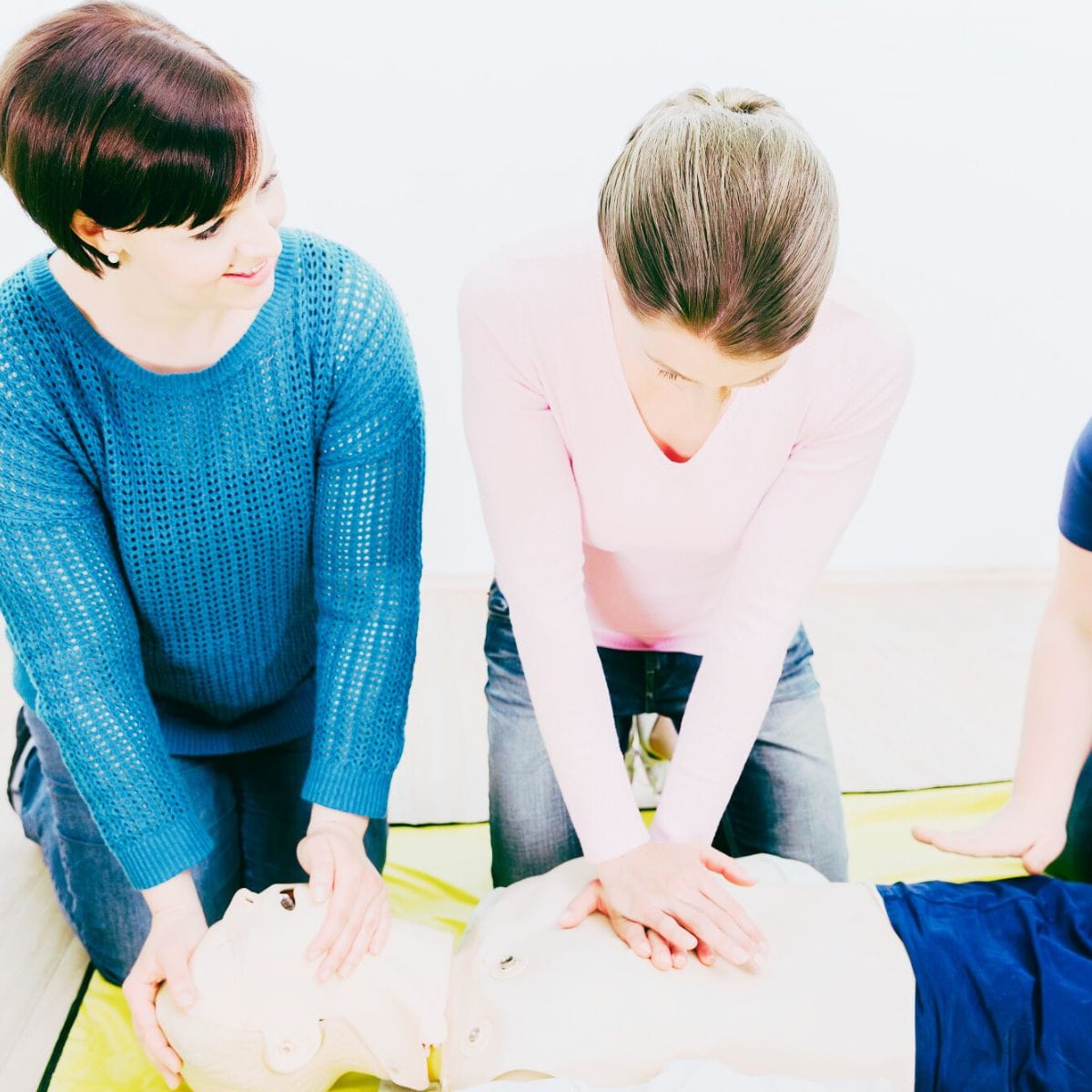 Deltager er på førstehjælpskursus i Herning