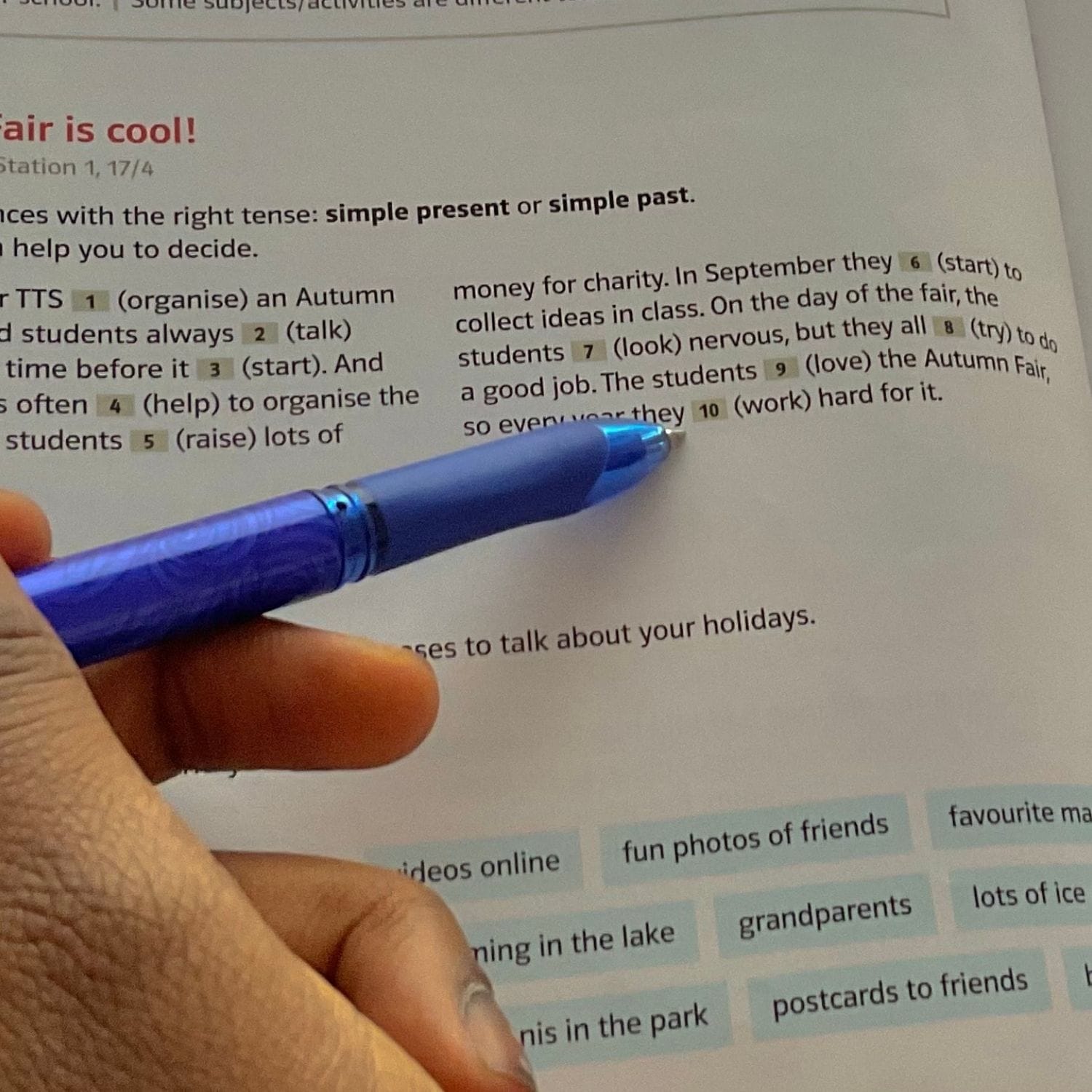 Blå kuglepen der peger på en side i en engelsk grammatikbog