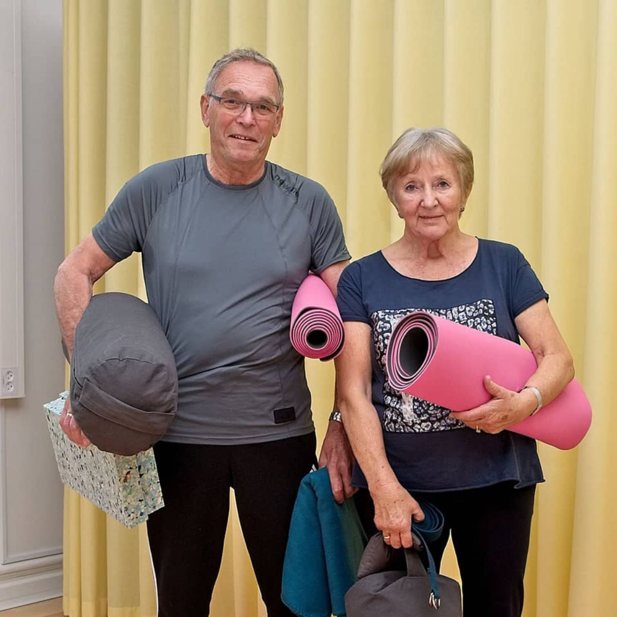 Sigrid og Hans på et yogakursus på FOF Aftenskolen Aarhus