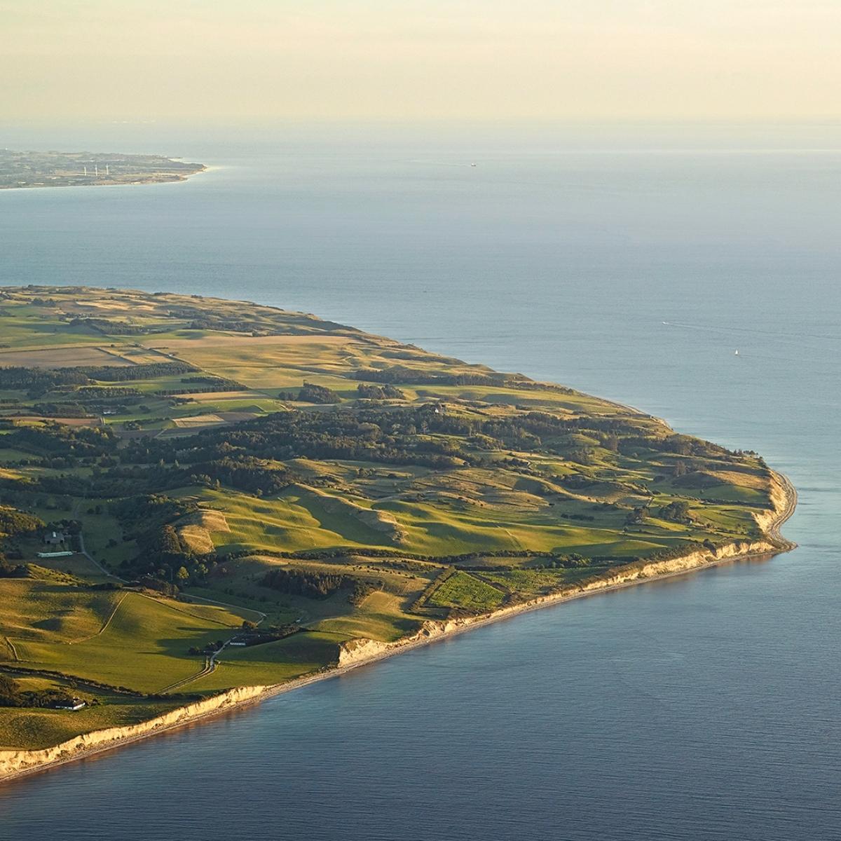 Luftfoto af Samsøs kyst i solskin og havblik. Credit: Visit Samsø
