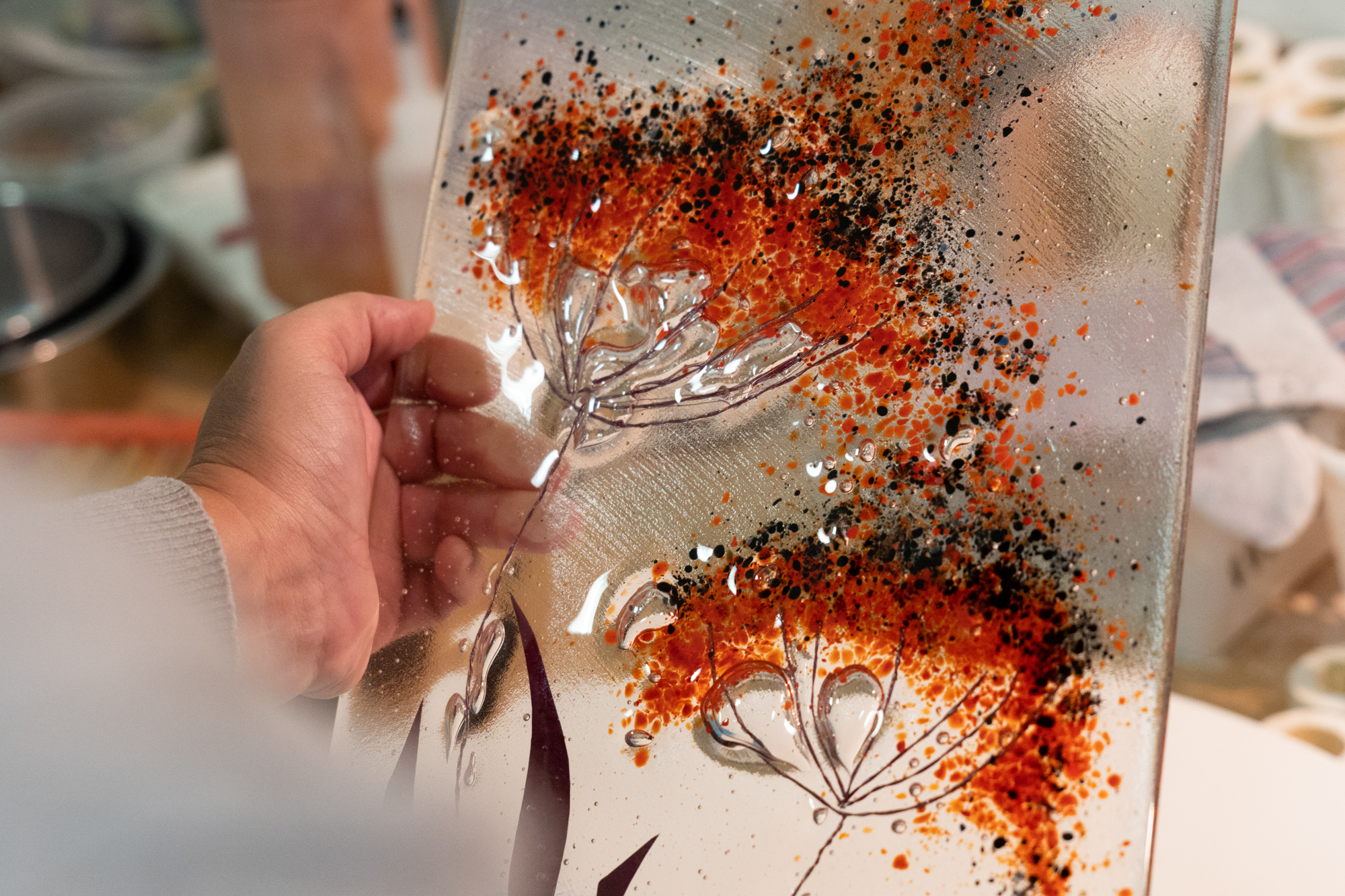 Kursist lærer at arbejde i glas på glaskursus hos FOF København og Nordsjælland