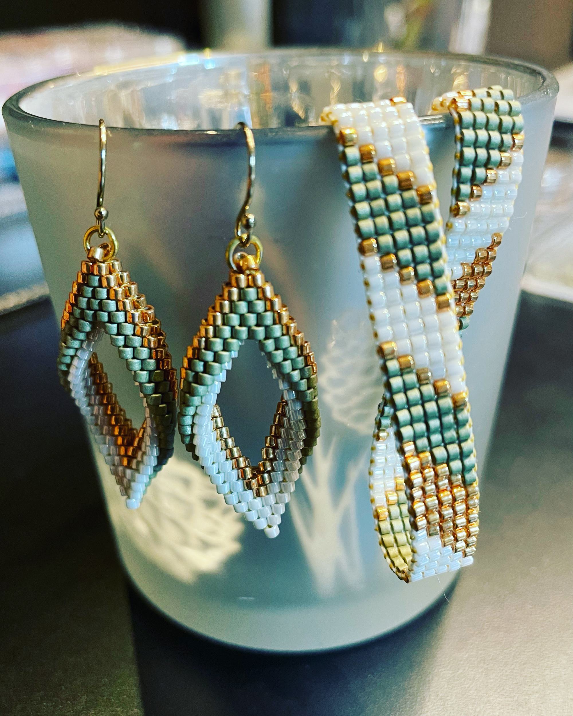 Flere sæt øreringe