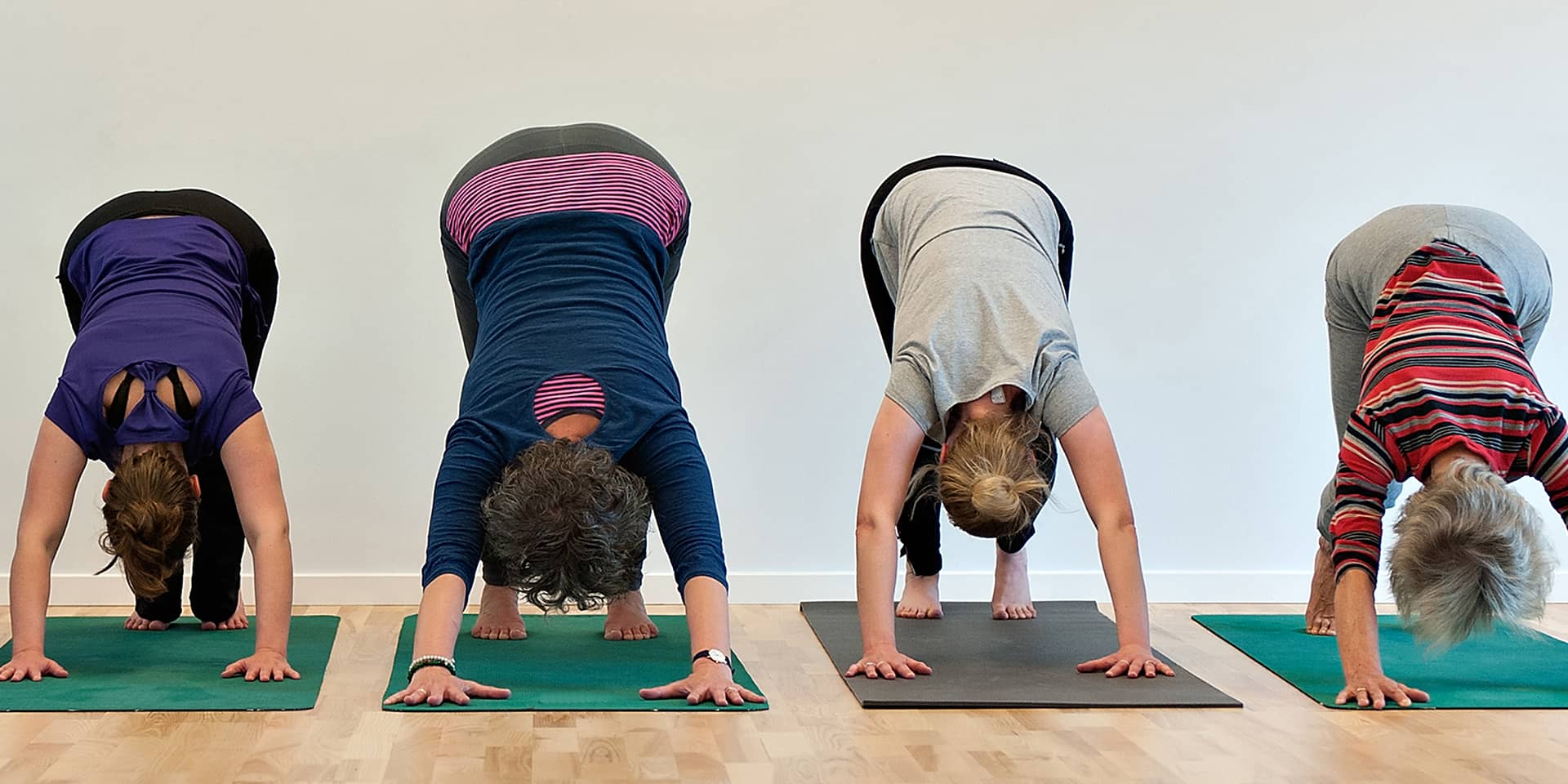 Kvinder laver blid yoga i FOF Aftenskolen Aarhus