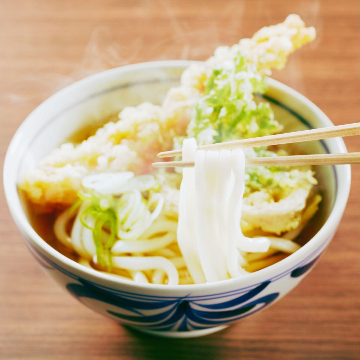 Kursister former Onigiri og tilbereder Udon-nudler i køkkenet