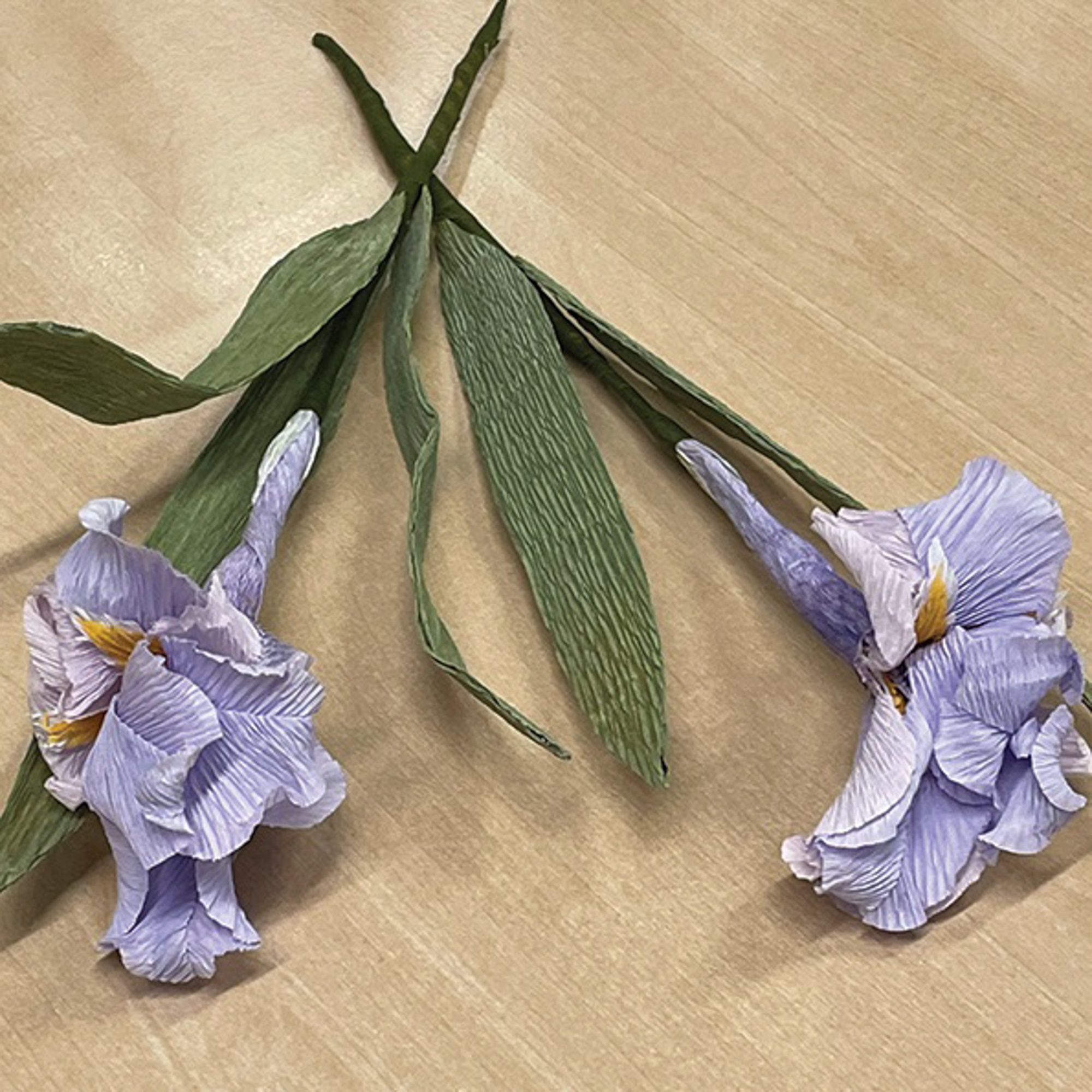 Lys lilla papirblomst af crepepapir på kursus hos FOF København og Nordsjælland