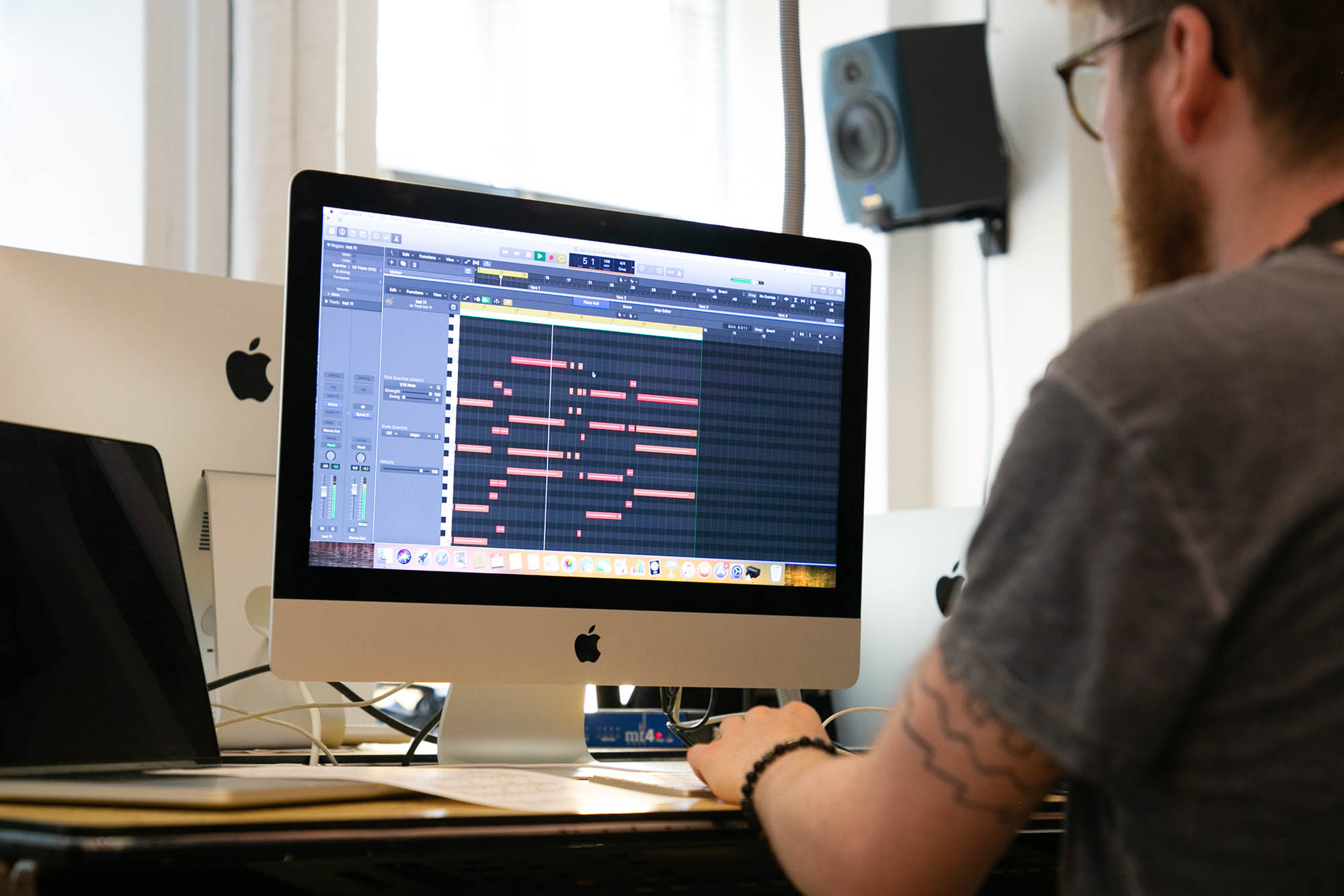 Kursist producerer musik med laptop og MIDI-controller under undervisning i elektronisk musikproduktion hos FOF København og Nordsjælland.