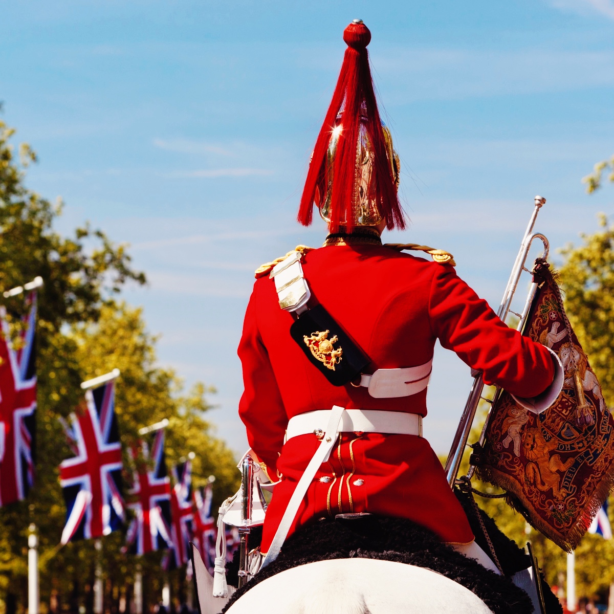 Engelsk gardesoldat i uniform foran britiske flag – symbol på rejse og engelsk kultur