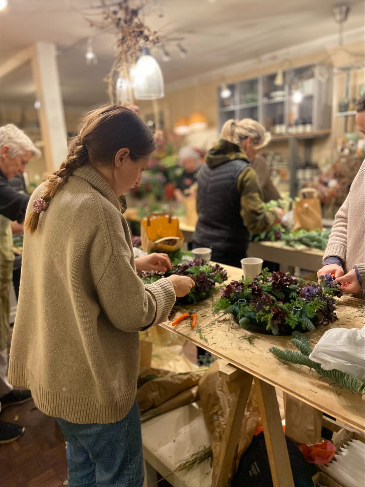 Deltagere binder adventskranse på workshop hos FOF København og Nordsjælland