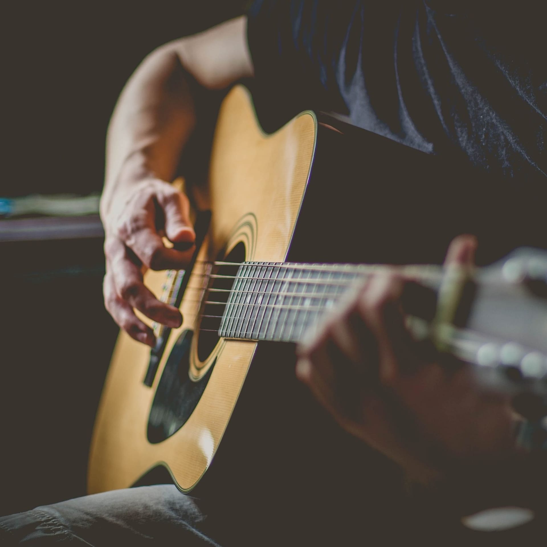 Kursist lærer at spille guitar hos FOF Aftenskolen