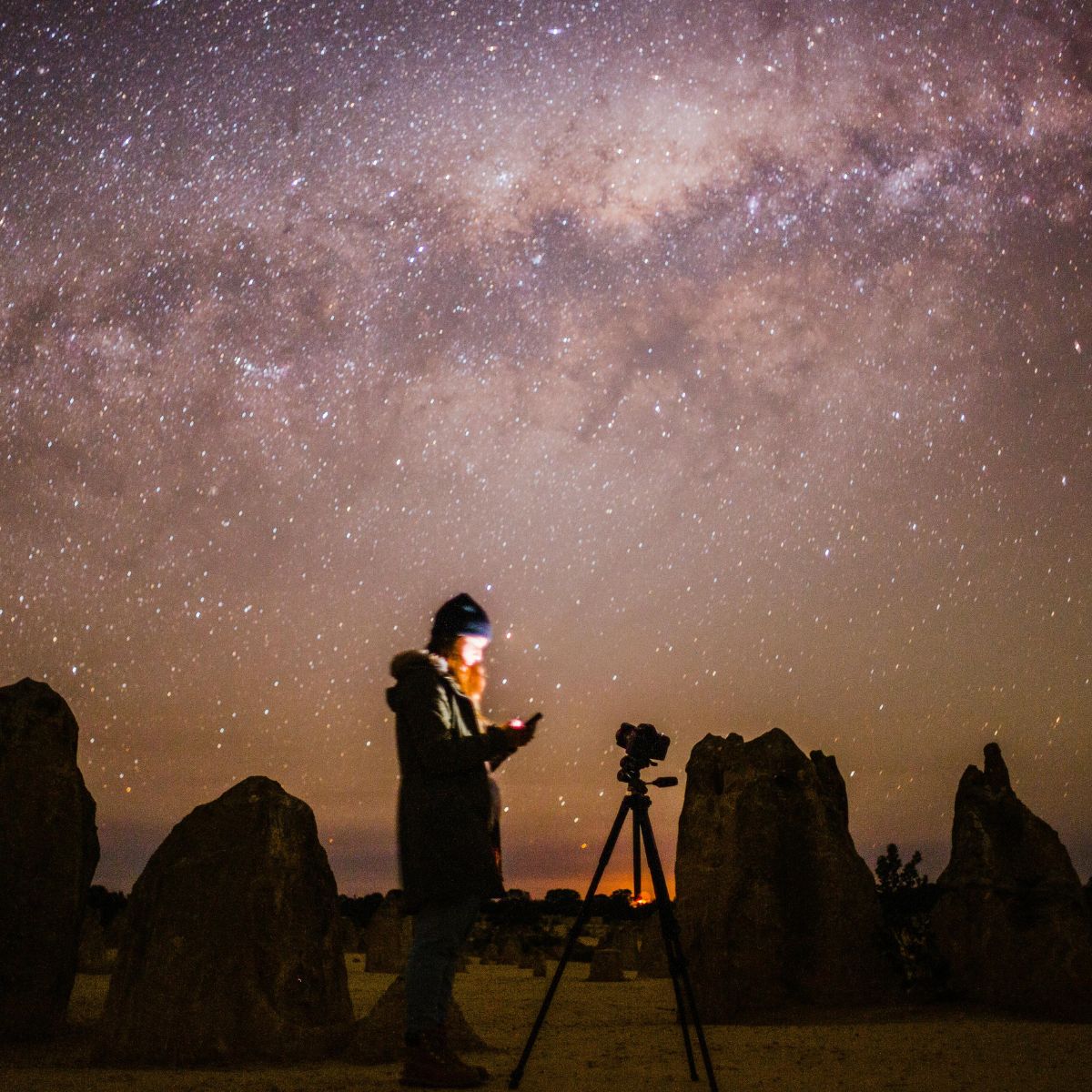 Barn og voksen observerer stjerner med teleskop på Brorfelde Observatorium, lærer om stjernebilleder og universet.
