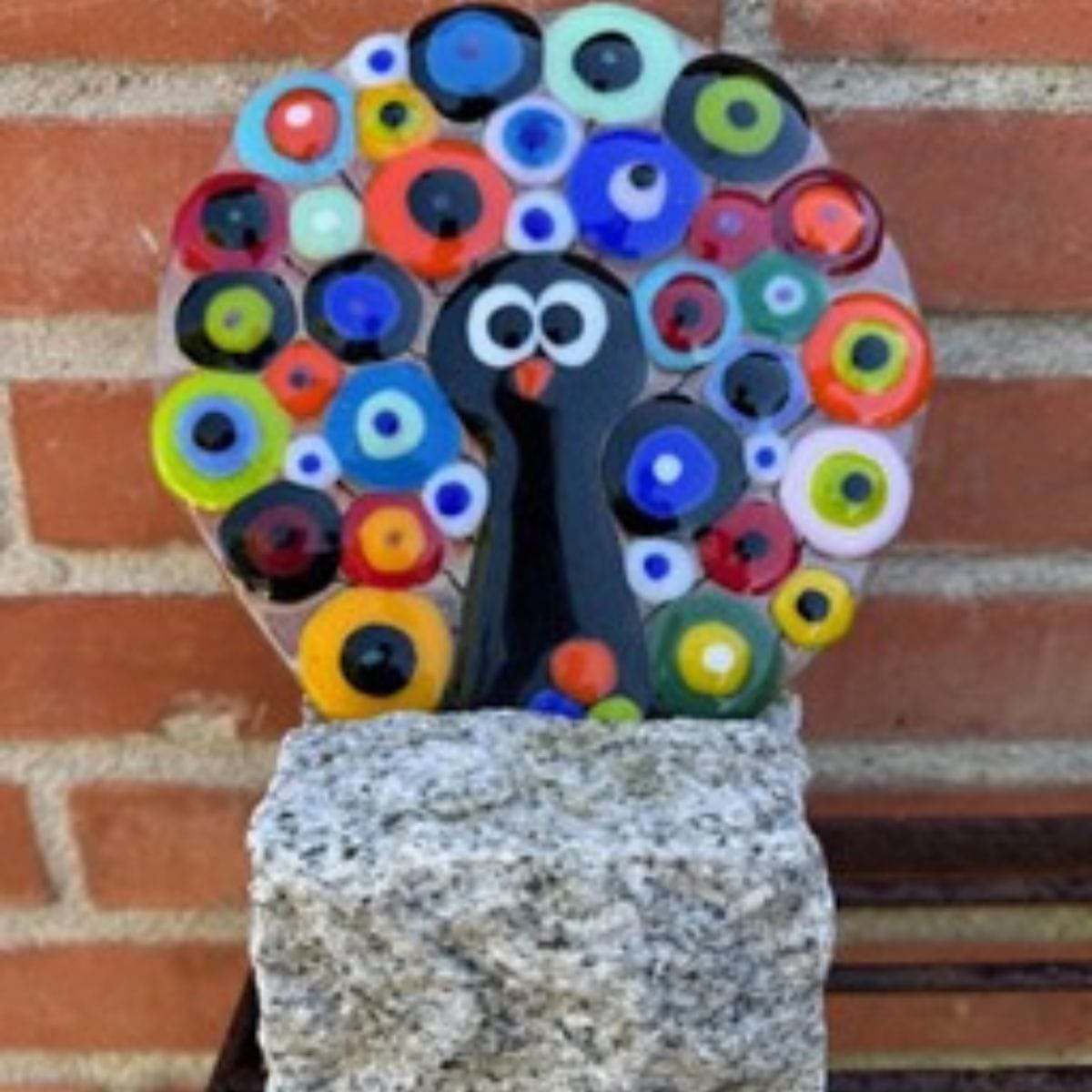 Glaskunst med påfugl