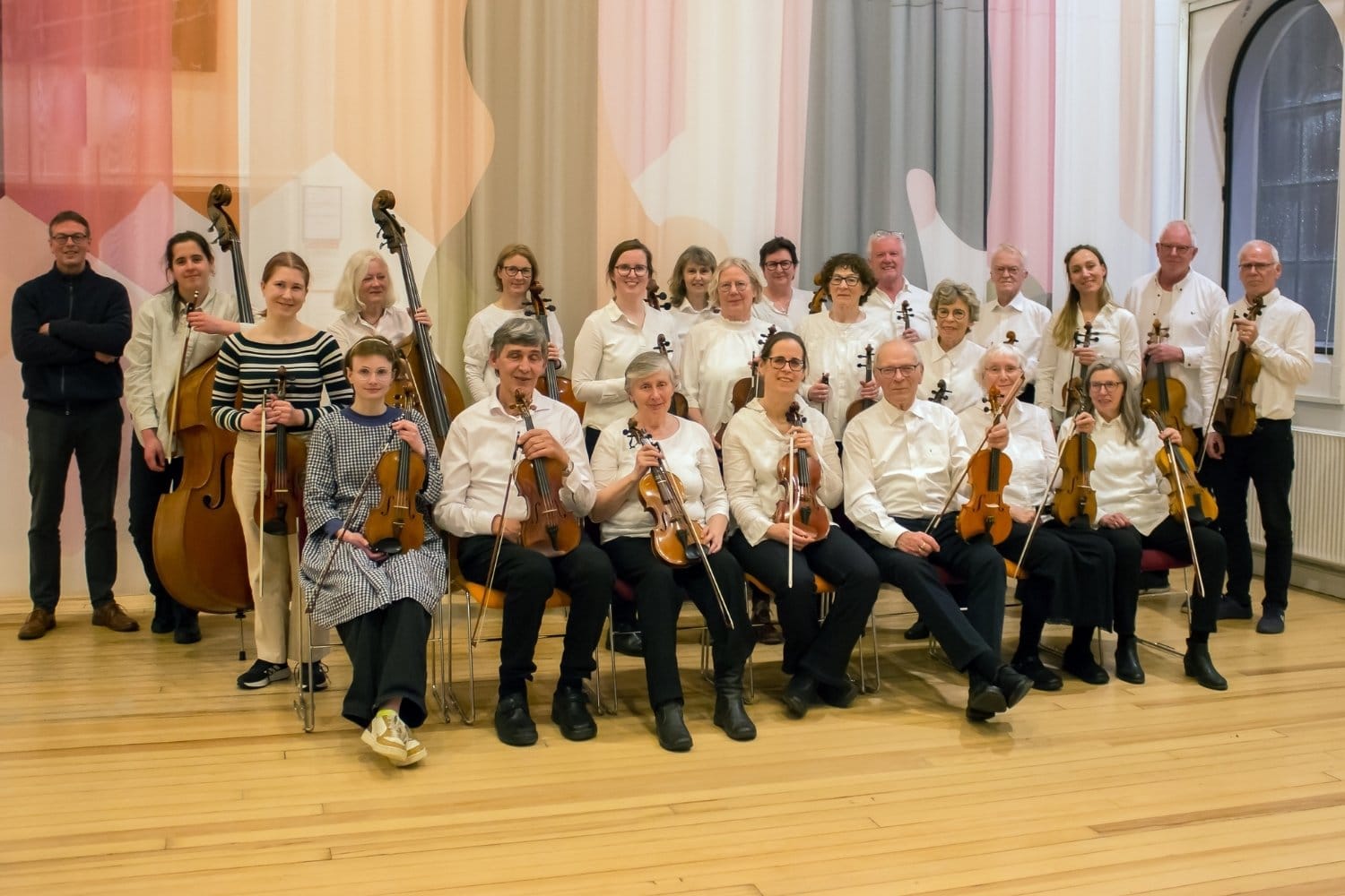 Fællesbillede af medlemmerne i Kolding Kammerorkester med deres instrumenter i 2023