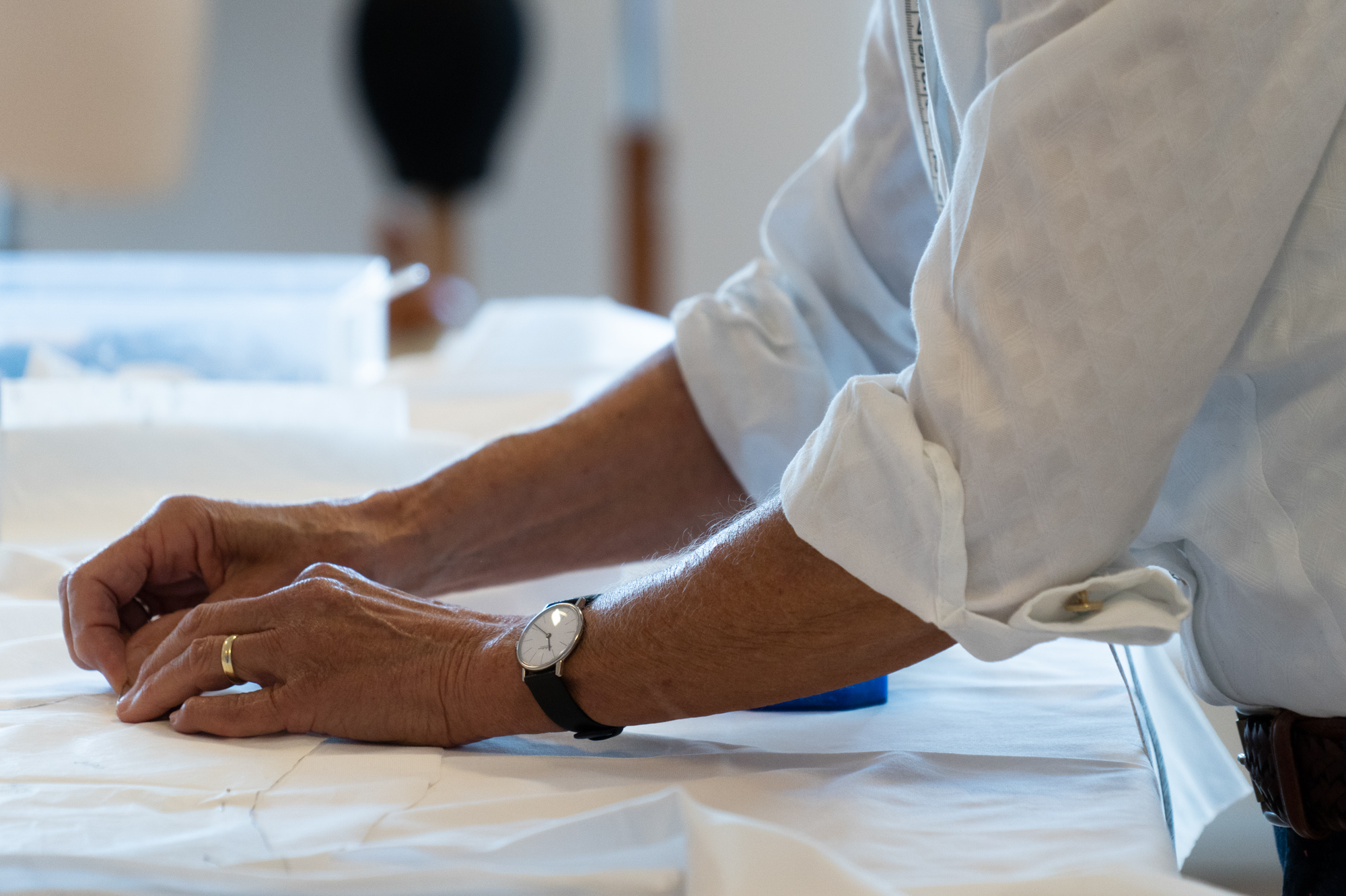 Deltager arbejder ved symaskine med målebånd og stof