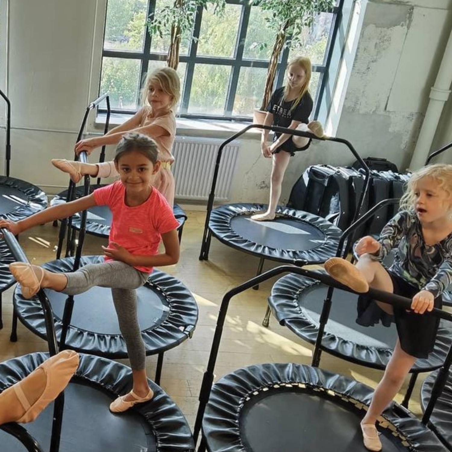 Balletbørn der laver øvelser på cellercisere