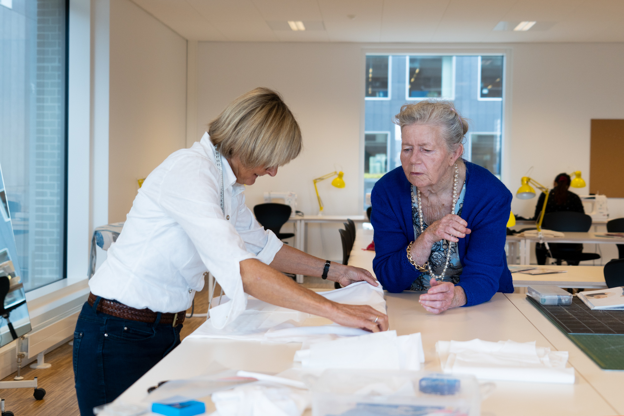 Deltagere designer og syr bukser på sykursus hos FOF København og Nordsjælland