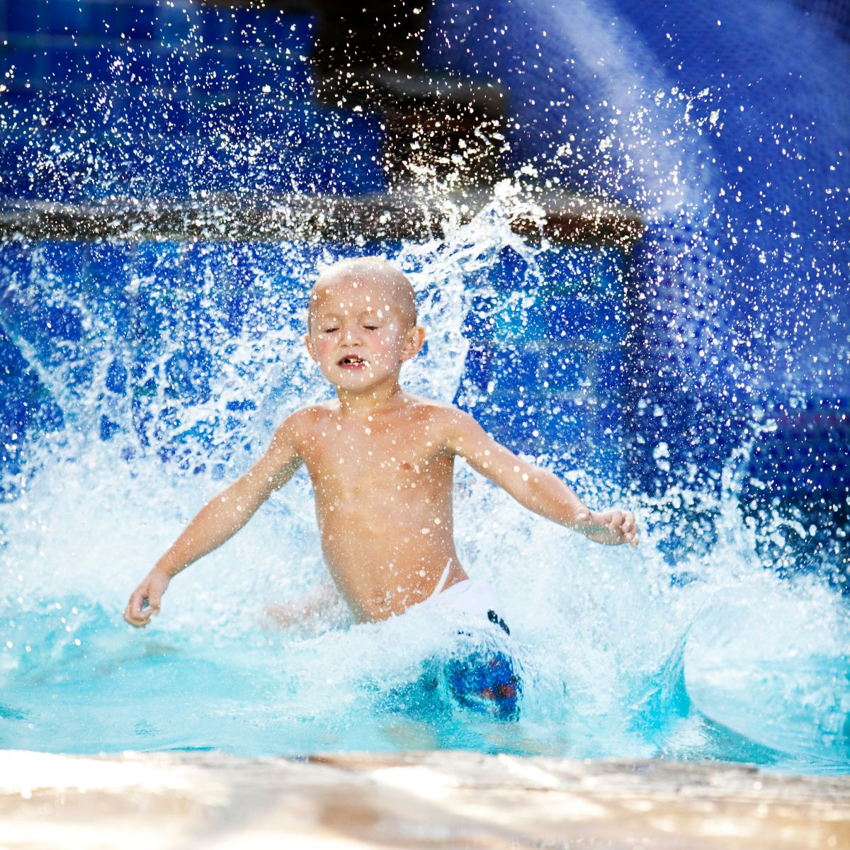 Børn til børnesvømning i Skovlunde, der øver hop, flyde og svømmetag i varmtvandsbassin