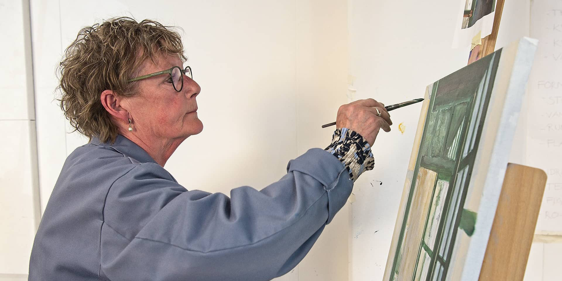 En kvinde, der maler, på et kursus i akrylmaling for letøvede og øvede i FOF Aarhus