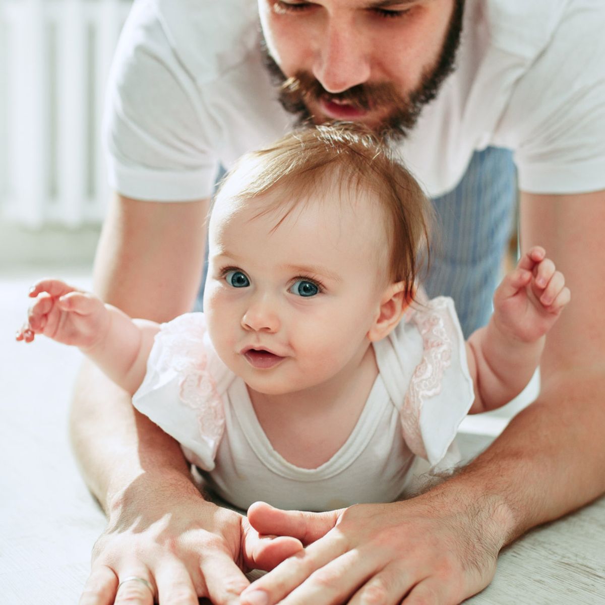 Far leger med baby på Tummel, kryb og kravl-hold hos FOF Aalborg.