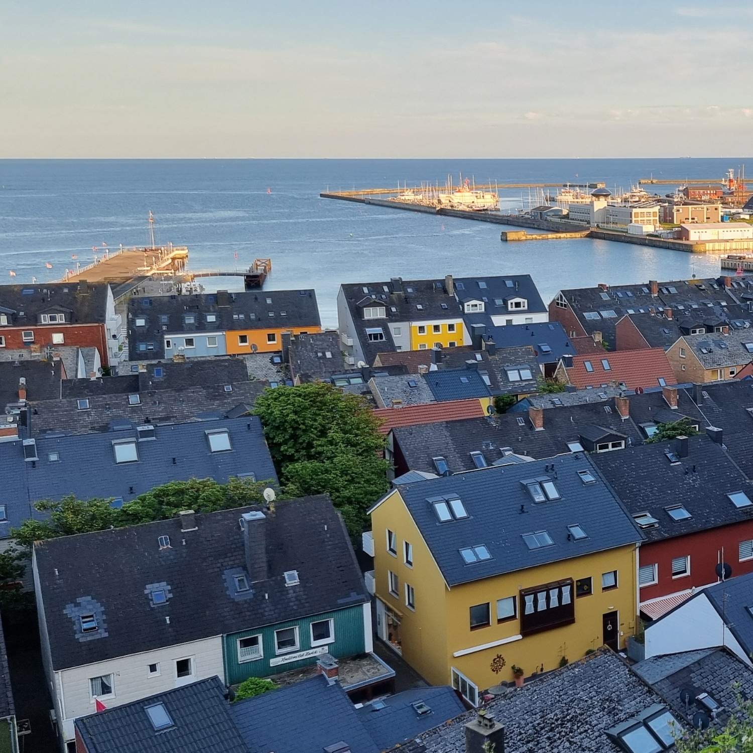 Udsigt over Lavlandets bydel og havn på Helgoland i juli 2024