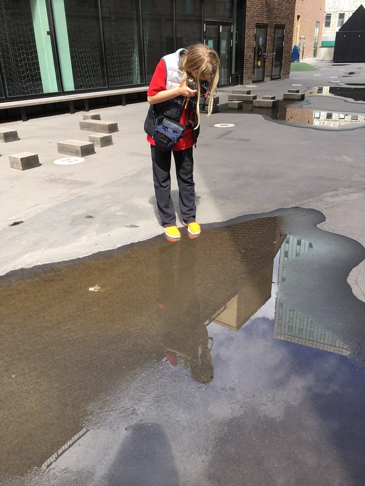 Ung deltager tager billeder på fotokursus