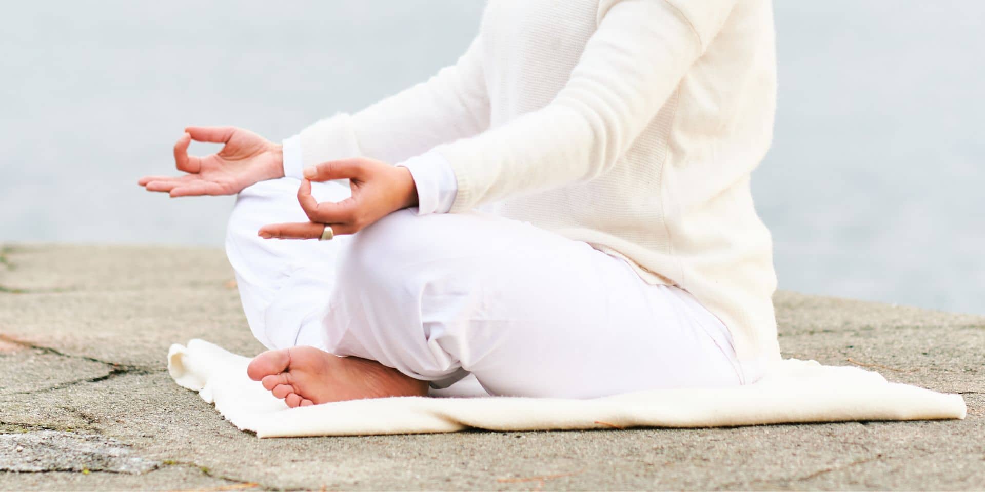 Kvinde sidder i meditativ yogastilling | FOF Aarhus