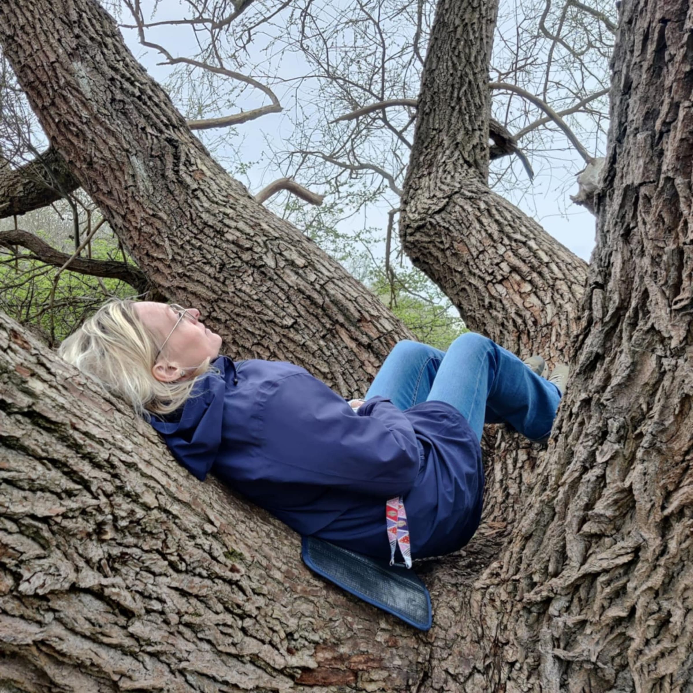 Kvinde ligger på træ