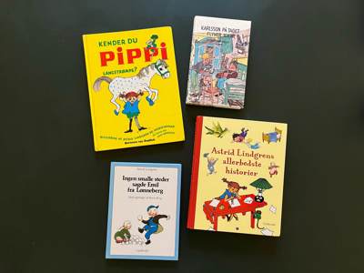 Fire børnebøger af Astrid Lindgren set oppefra på et bord