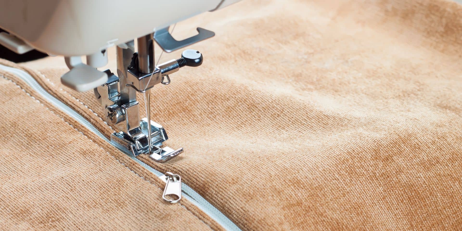 En symaskine, der er ved sy en lynlås på et sykusus i FOF Aarhus, hvor du kan lære at sy lynlåse