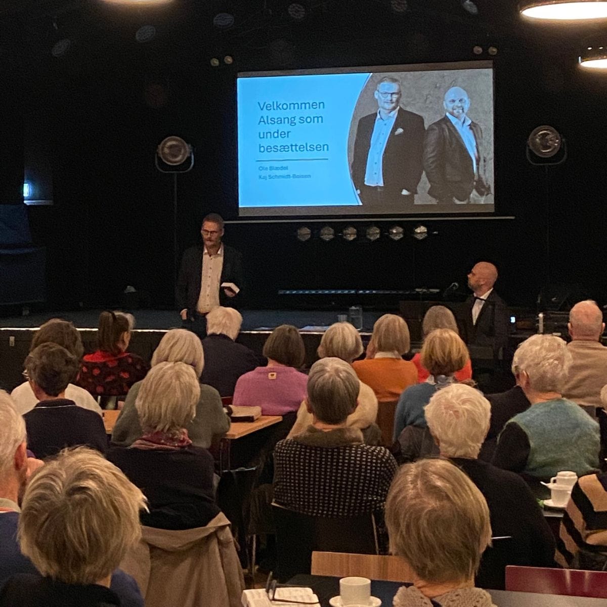 Folk lytter til foredrag om Alsang i fredagshøjskolen i Haderslev