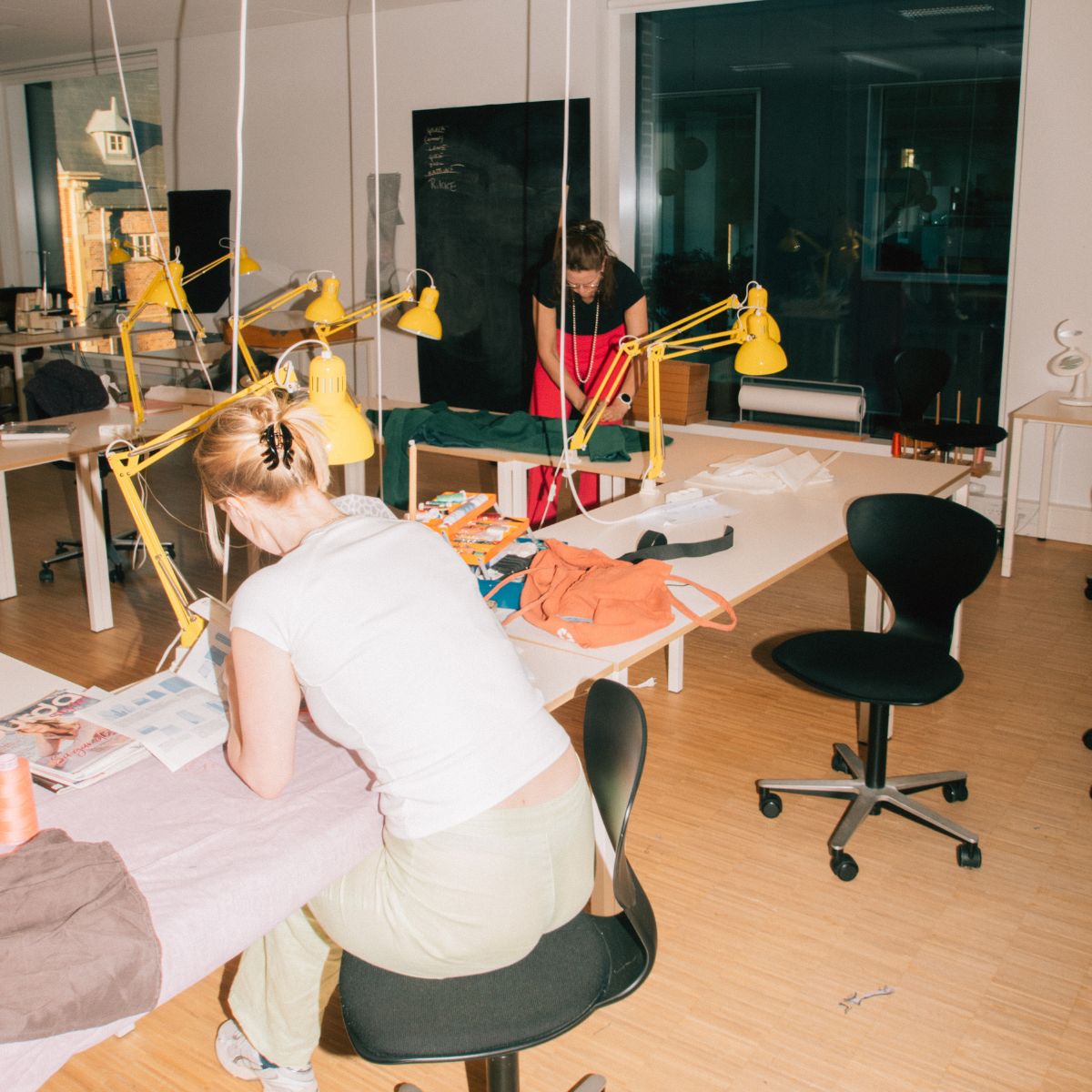 Deltagere syr i lyst lokale i Glostrup Medborgerhus med symaskiner og inspirationsmateriale