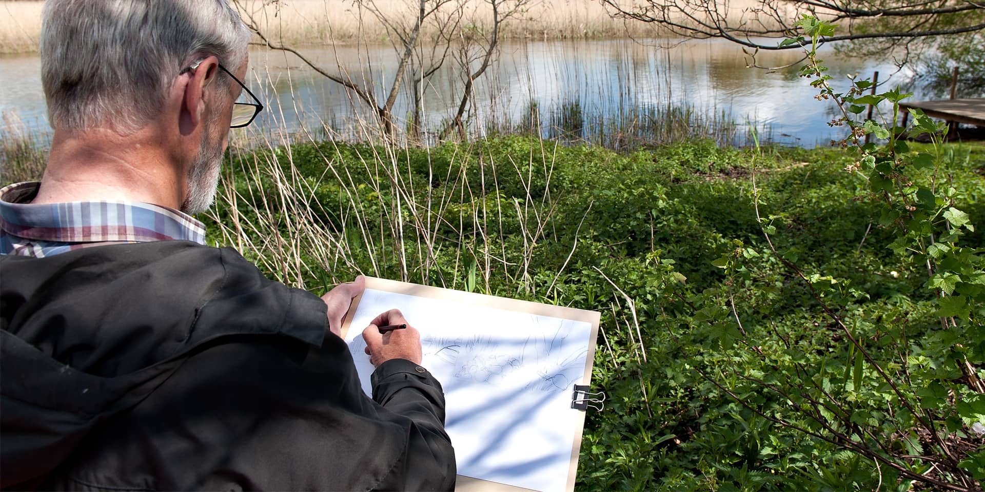 Frilufts-akvarel. En mand, der maler i naturen til malekursus i FOF Aarhus.
