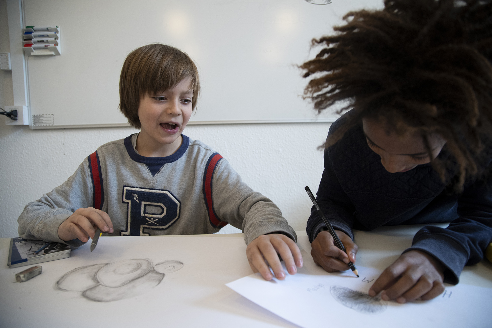 børn tegner sammen på FOF’s kreative tegnekursus