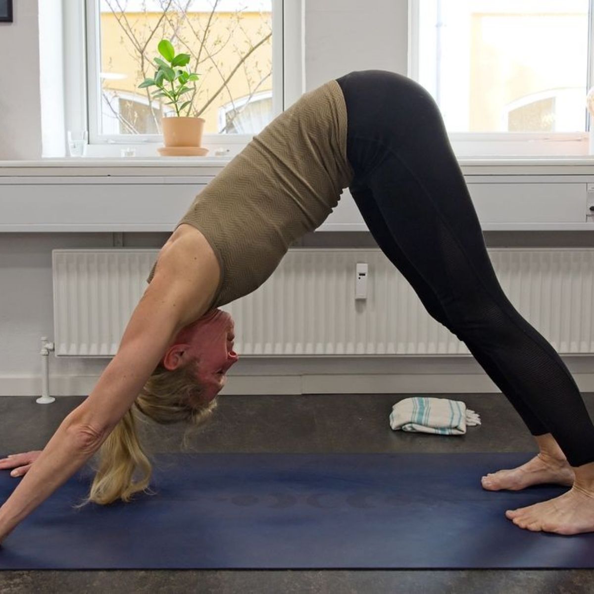 En kursist, der laver yogastilling på yoga-kursus i fof aftenskolen aarhus