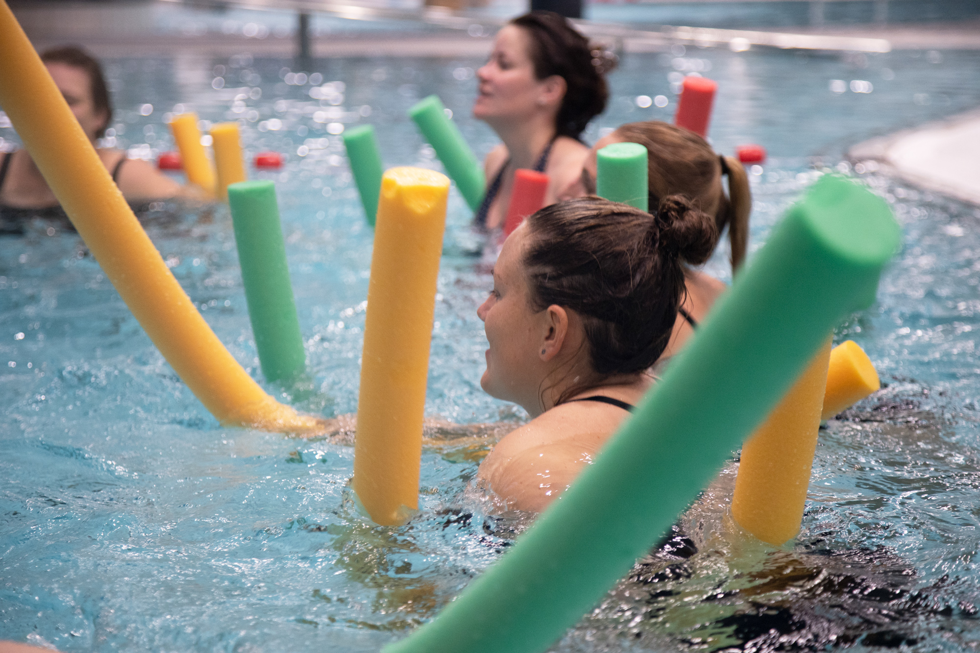 Kursist udfører øvelser i bassin under motion i vand hos FOF København og Nordsjælland