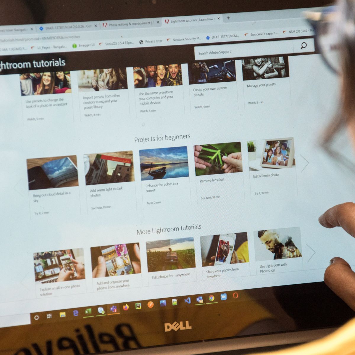 Deltager arbejder med AI og IT værktøjer på kursus hos FOF Odder.