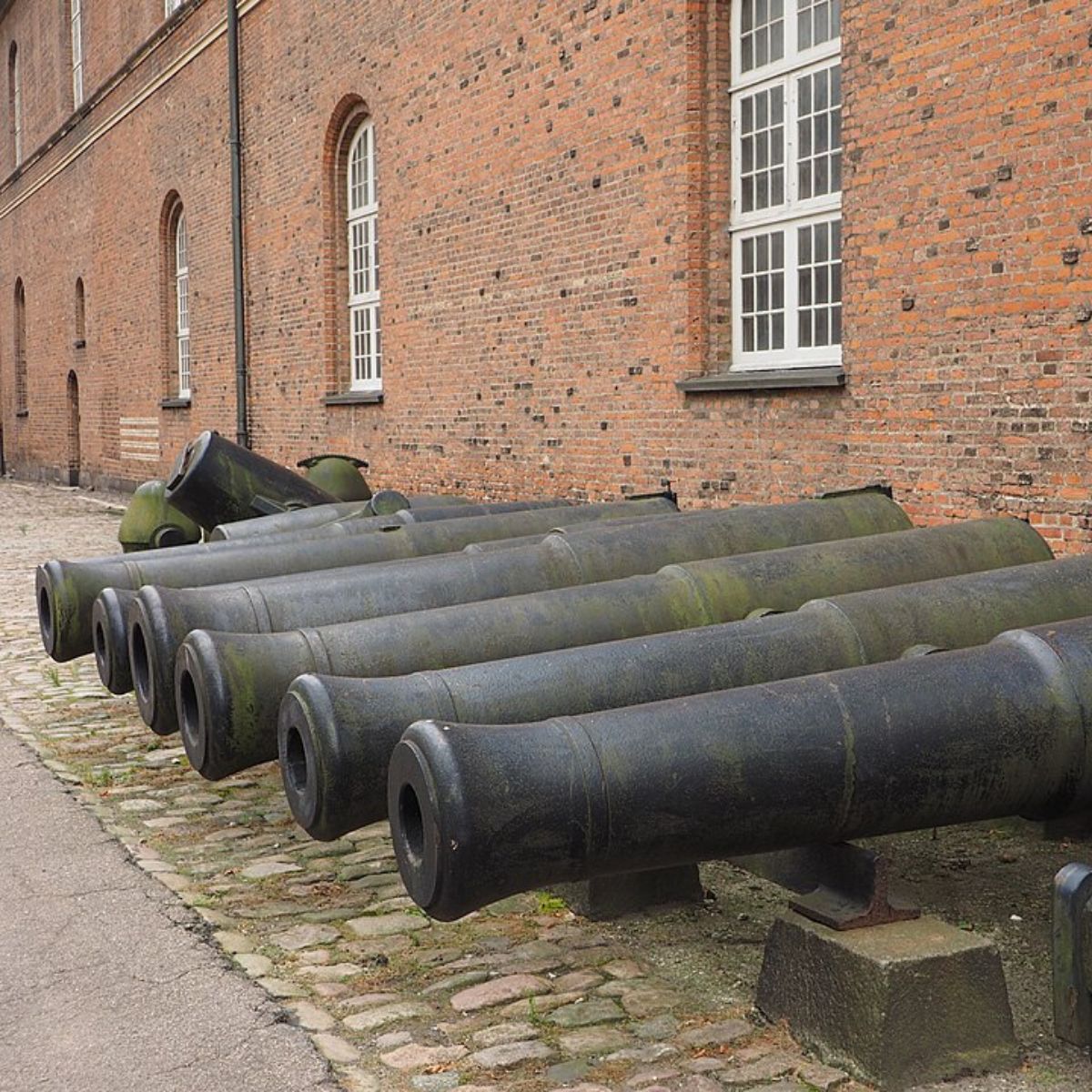 kanoner ved krigsmuseet