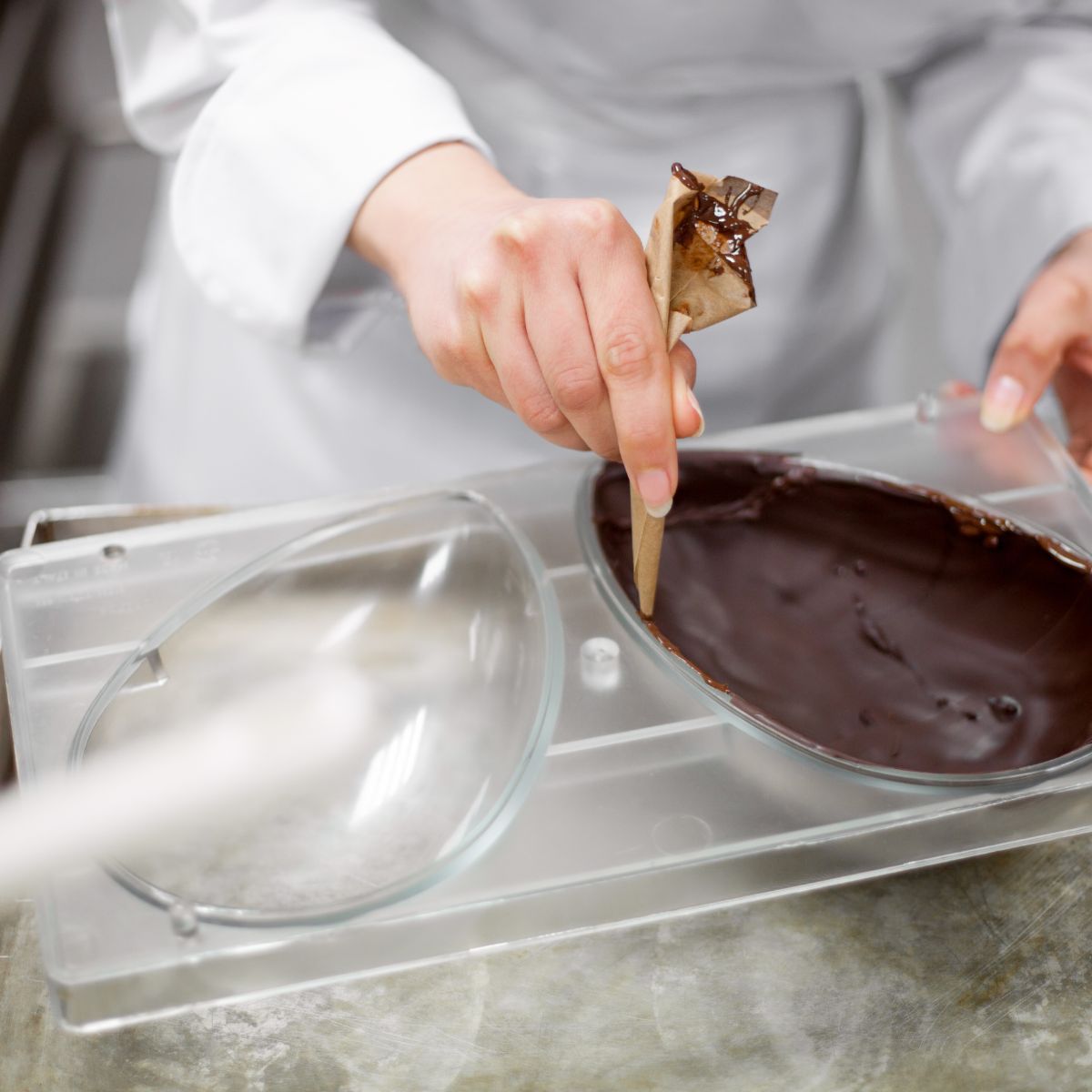 Deltager laver hjemmelavede chokolade påskeæg